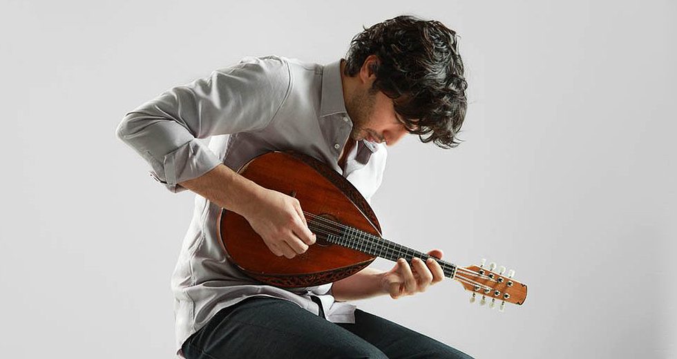 Avi Avital plays Vivaldi Mandolin Concerto